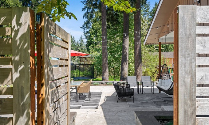 Lacey House | Pet-Friendly MCM in Lacey - Ideal for Families & Groups