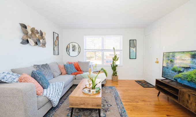 Airport Township Apartment | Freshly Renovated King Bed Apartment with Spa & Hot Tub
