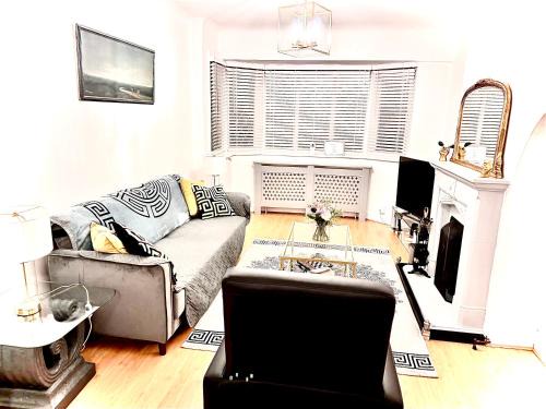 Whitefoot House | Modern 4-Star 3-Bedroom House with Ocean View & Free Parking