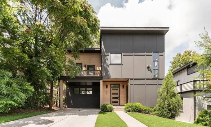 Edgewood House | Modern Luxury Home in Atlanta - Pet Friendly & Family Ready