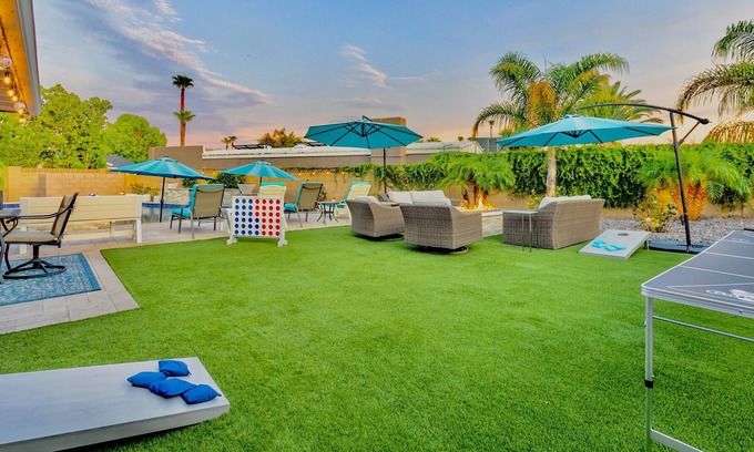 Park Scottsdale Eight Villa | Stunning Modern Remodel Near Old Town, New Heated Pool, Spa & Fire Pit HUGE YARD