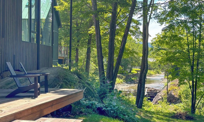 Warren House | Superior Modern Retreat in Warren Village with Breakfast