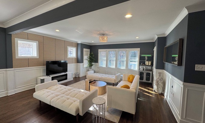 Oak Park House | Stunning Modern & Spacious Sleeps 16 in Forest Park
