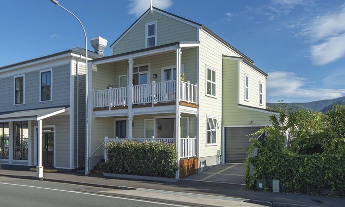 Nelson House | Characterful City-Fringe Townhouse with Ocean Views & Spa