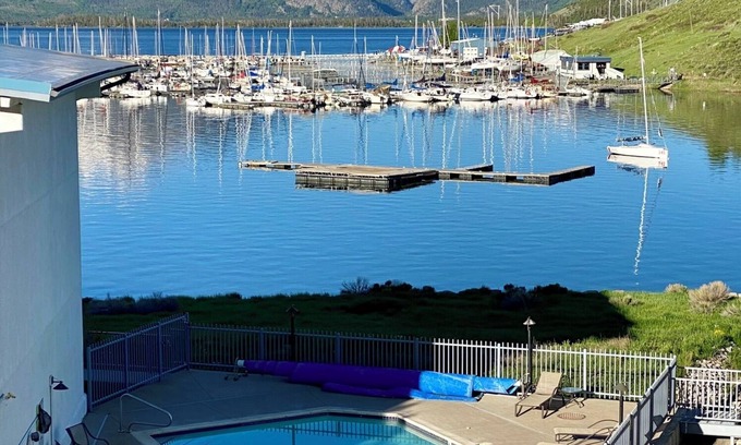 Dillon Condo | Relaxing Lake Dillon Condo with Pool & Scenic Mountain Views