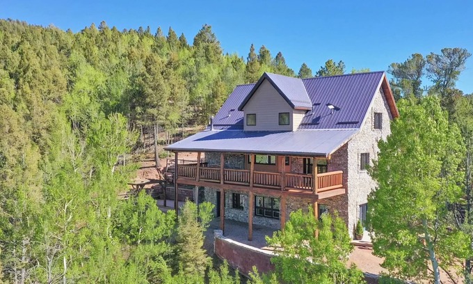 Rainbow Valley Cabin | Stunning Mountain Home with Breathtaking Panoramic Views