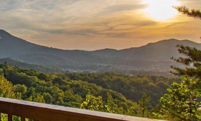 Gatlinburg - Pigeon Forge Cabin | Scenic Mountain Retreat Near National Park – Pet Friendly!
