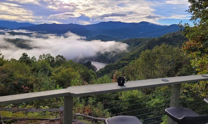 Bryson City House | Scenic Mountain Views! 4BR Retreat with Hot Tub & More