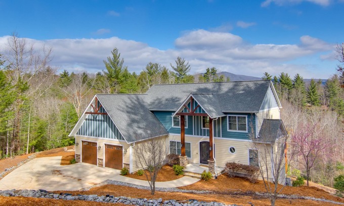 Nebo House | Beautiful Nebo Lake House with Deck & Scenic Views