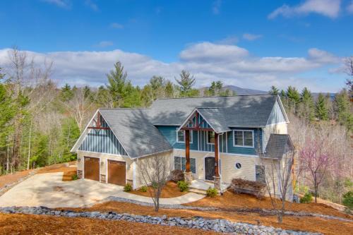 Nebo House | Scenic Nebo Lake House with Deck and Family-Friendly Perks