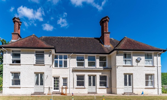 New Forest District House | Premier New Forest Retreat with Oceanfront Amenities
