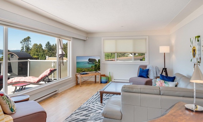 Brentwood Bay House | Stunning Ocean View/steps to ocean/wifi/ trails nearby/high cleaning standard
