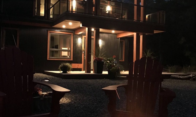 Tofino House | Oceanfront Oasis with Mountain Views and Spa Amenities