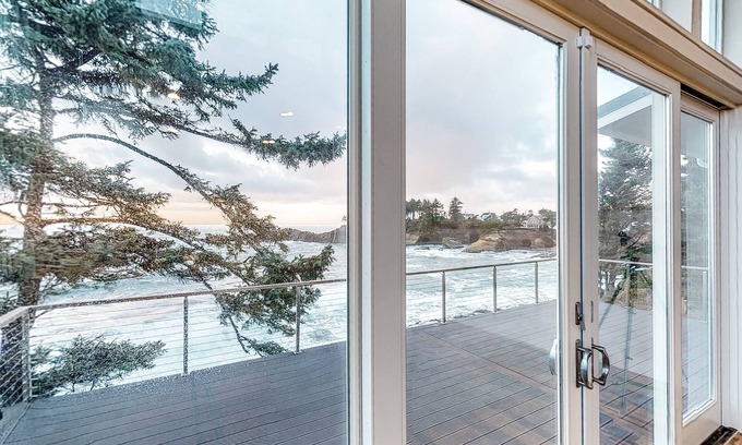 Depoe Bay House | Oceanfront Retreat with Gourmet Kitchen & High-Speed WiFi