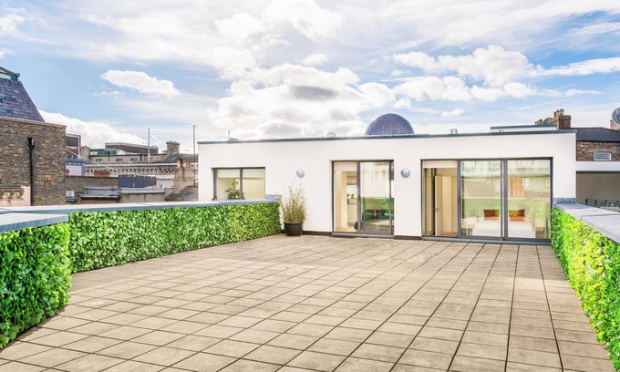 Temple Bar Apartment | Elegant Penthouse in Central Dublin with Breakfast & Kitchen