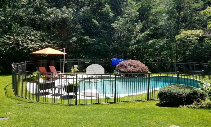 Westport House | STUNNING POOL & SCREENED PORCH! Private home, close to EVERYTHING!