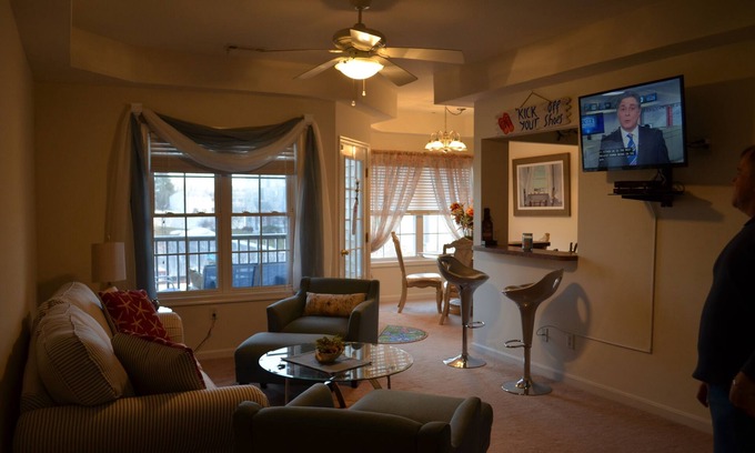Rehoboth Beach Condo | Elegant Condo Retreat in Creekwood with Pool & Ocean Views