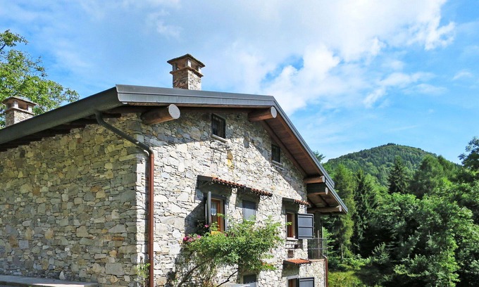 Porto Valtravaglia House | Inviting Private Villa for 6 with Pet-Friendly Amenities