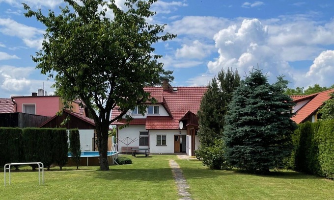 Sudomerice u Bechyne House | Private Villa for 11: Pet-Friendly with WIFI & Patio