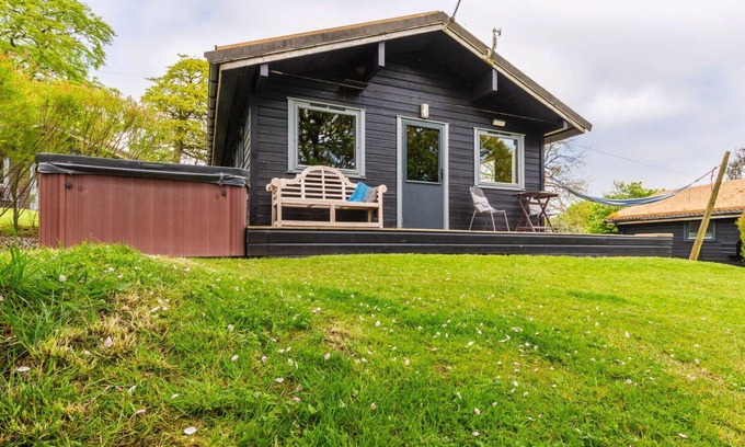 Brazzacott House | Stunning private villa for 4 people with hot tub, WIFI, TV, terrace, pets allowed and panoramic .