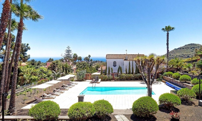 Tafira House | Private Villa with Pool, A/C & Pet-Friendly Amenities