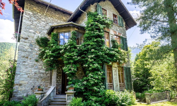 Ala di Stura House | Elegant Private Villa for 12 with WIFI, Pets Welcome