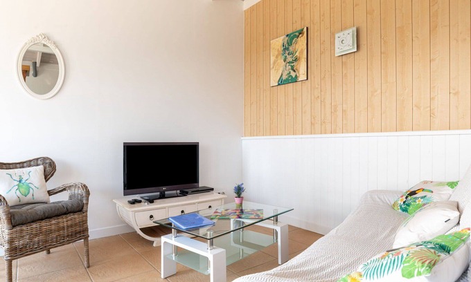 Loupiac House | Elegant Private Villa with Pool, A/C, and Panoramic Views