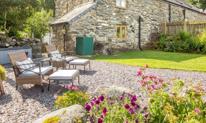 Cwmtirmynach House | Stunning private villa for 2 people with TV, patio, pets allowed, panoramic view and parking