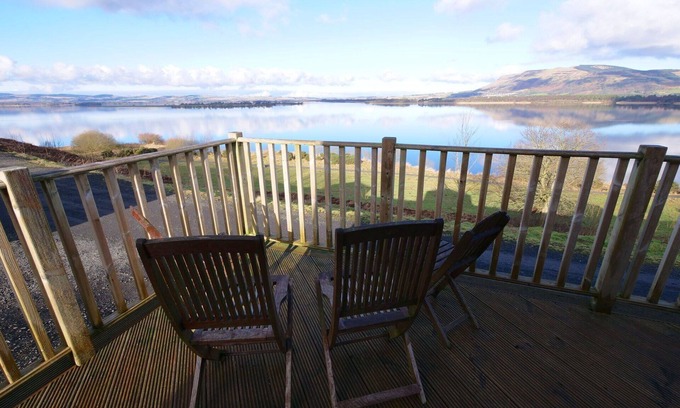 Kinross House | Cozy Private Villa for 5 with Pets, Lake Views & WiFi