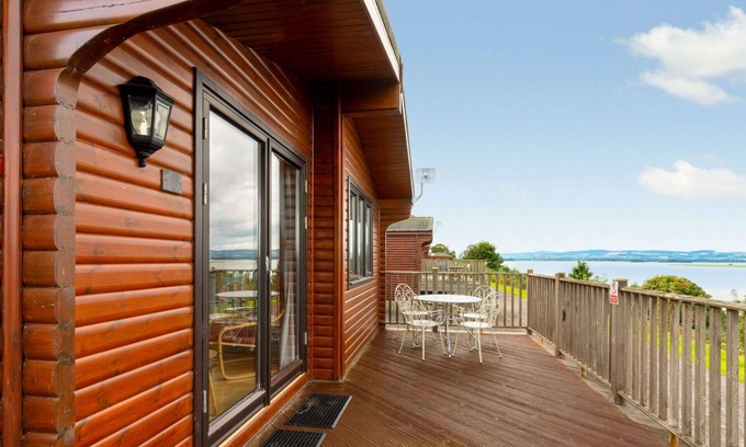 Kinross House | Cozy Villa for 6 with WiFi, Lake Views and Pet-Friendly Perks
