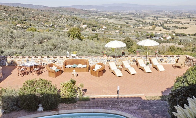 Lucignano House | Elegant Private Villa for 26 with Pool and Hot Tub