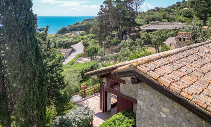Ansedonia House | Stunning private villa for 8 guests with WIFI, A/C, TV, patio and pets allowed