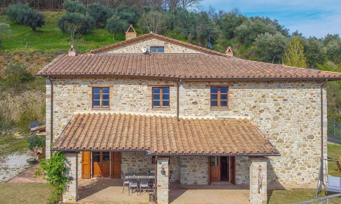Umbertide Villa | Private Villa for 10 with WIFI, Balcony & Pet Friendly