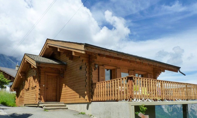 Leytron House | Inviting Private Villa for 8 with Terrace and Pet-Friendly Perks