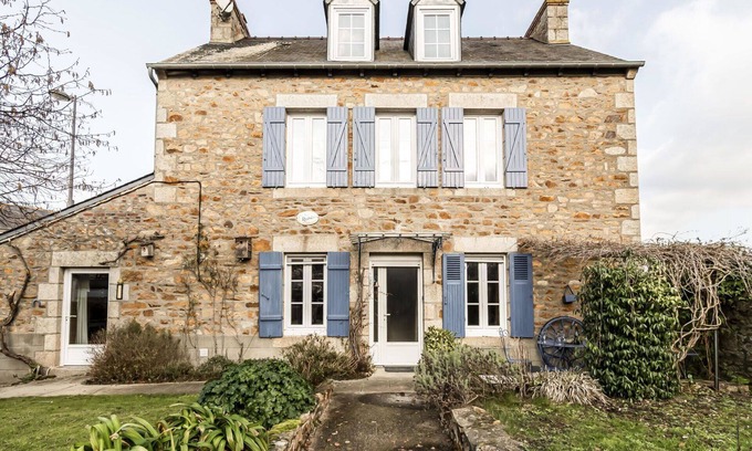 Yffiniac House | Charming Private Villa for 8 with WIFI and Pet-Friendly Amenities