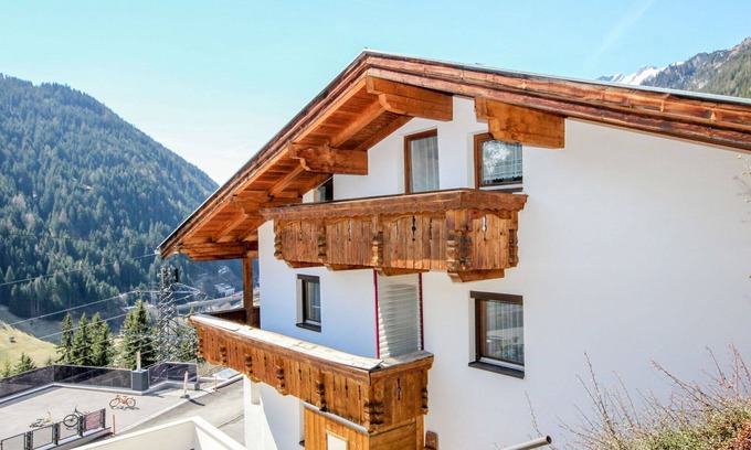 Flirsch House | Inviting Private Villa for 10 with WIFI and Pet-Friendly Amenities