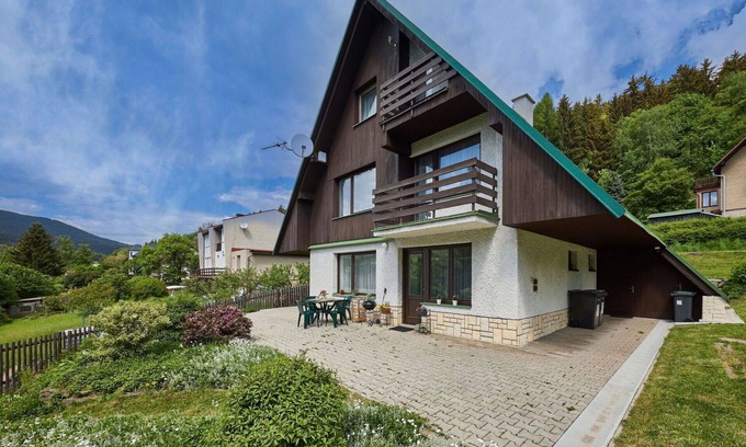 Svoboda nad Upou Villa | Inviting Private Villa for 15 with Pet-Friendly Amenities