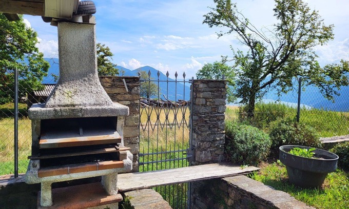 Ronco sopra Ascona House | Cozy Private Villa for Two with Lake View and Pet-Friendly