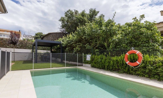 Olot House | Inviting Private Villa with Pool and WiFi for 7 Guests
