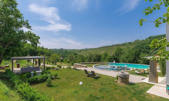 Momjan Villa | Inviting Private Villa with Pool, WIFI & Pet-Friendly Perks