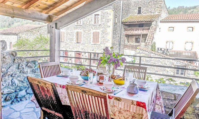 Blassac House | Cozy Private Villa for 6 with Terrace and Pet-Friendly Options