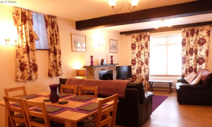 Dolgellau House | Stunning private villa for 6 people with WIFI and TV