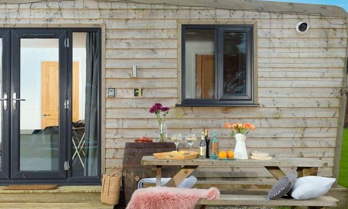 Helford Passage House | Private Villa for 4: WIFI, Pets Welcome & Scenic Views