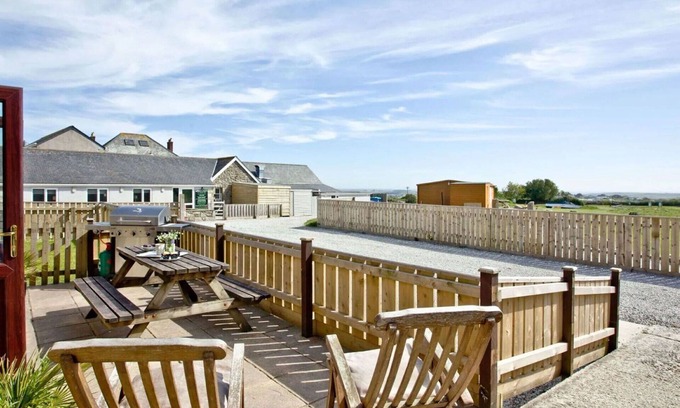 Helford Passage House | Private Villa for 8 Guests with Hot Tub & WiFi Access