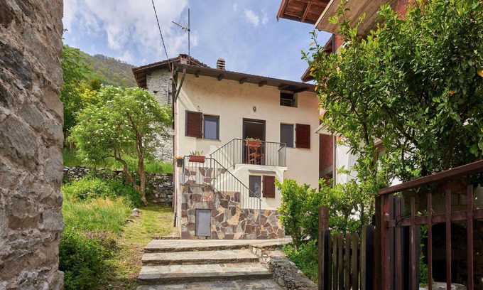 Dascio House | Private Villa for 3 with WIFI, Patio & Pet-Friendly Stay