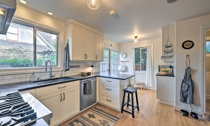 East Queen Anne House | Charming Queen Anne House with Private Patio & Spa Amenities