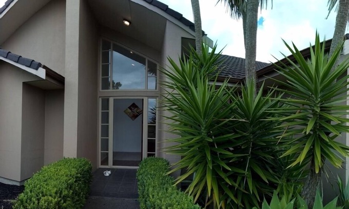 East Tamaki Heights House | Tranquil Holiday Home with Kitchen & Family-Friendly Space