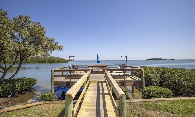 Tierra Verde Condo | Modern Bayfront Retreat with Kitchen and Pool Access