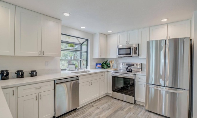 Auburn House | Renovated Home with Pool & Bonus Room - Guest Rated 10/10