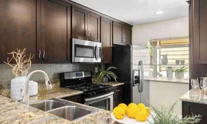 Santa Ana Heights Condo | Ideal Getaway @ South Coast Plaza and Airport for Families